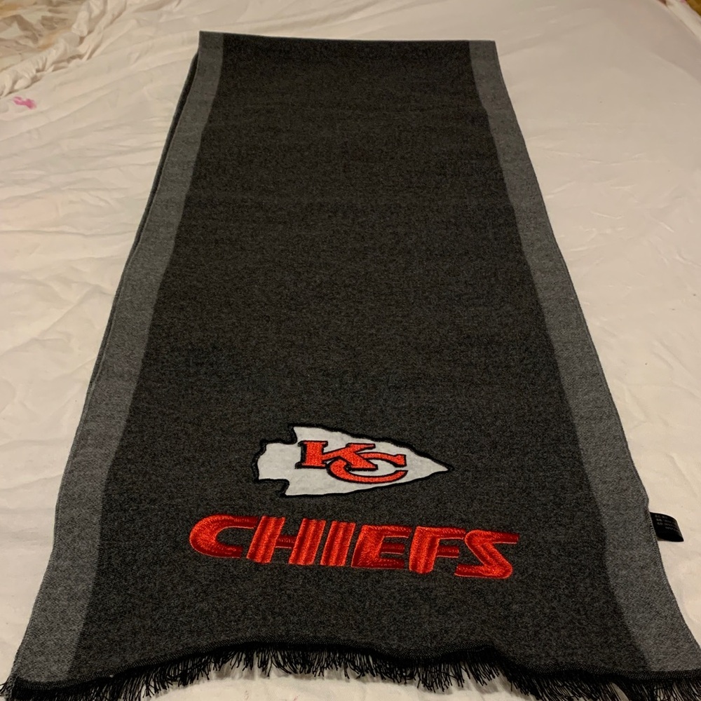 Kansas City Chiefs Gray and Red Scarf. New.Measur 180cmx30cm. 35%viscose 65%poly